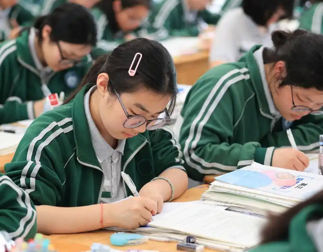 实践层面看学生理论首先面临着自我教育功用发挥缺少的难题